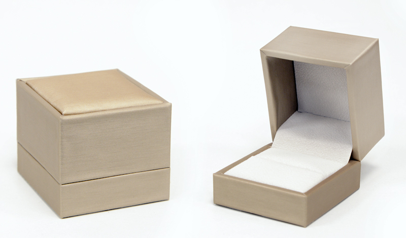 ΚΟΥΤΙ ΥΦΑΣΜΑΤΙΝΟ ΔΑΧΤΥΛΙΔΙΟΥ ΜΕ ΕΣΩΤΕΡΙΚΗ ΕΠΕΝΔΥΣΗ ΒΕΛΟΥΔΟ 6cm x 6cm x 5cm 0402195