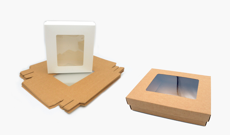 ΧΑΡΤΙΝΟ ΚΟΥΤΙ ME KAΠΑΚΙ ΚΑΙ ΠΑΡΑΘΥΡΟ ΖΕΛΑΤΙΝΑ 31cm x 22cm x 6.5cm 0402252