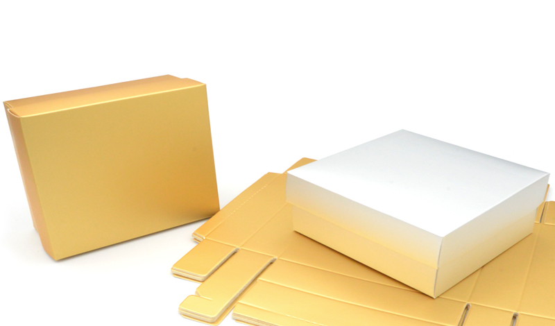 ΧΑΡΤΙΝΟ ΚΟΥΤΙ ΜΕ ΚΑΠΑΚΙ ΧΡΥΣΟ/ΑΣΗΜΙ 30cm x 23cm x 9cm 0402257