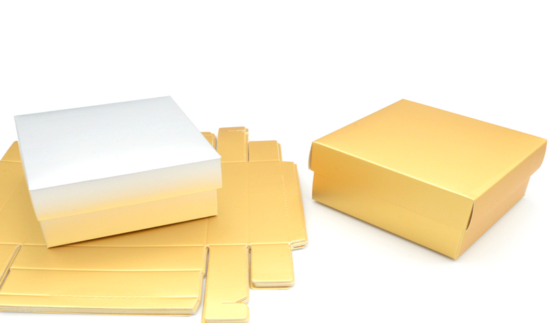 ΧΑΡΤΙΝΟ ΚΟΥΤΙ ΜΕ ΚΑΠΑΚΙ ΧΡΥΣΟ/ΑΣΗΜΙ 22cm x 17cm x 7.5cm 0402258