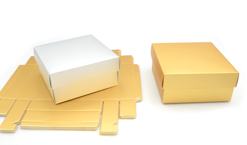 ΧΑΡΤΙΝΟ ΚΟΥΤΙ ΜΕ ΚΑΠΑΚΙ ΧΡΥΣΟ/ΑΣΗΜΙ 13cm x 13cm x 6cm 0402259