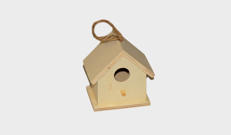 ΞΥΛΙΝΟ ΣΠΙΤΑΚΙ ΚΡΕΜΑΣΤΟ 6.5cm x 5cm 0519528